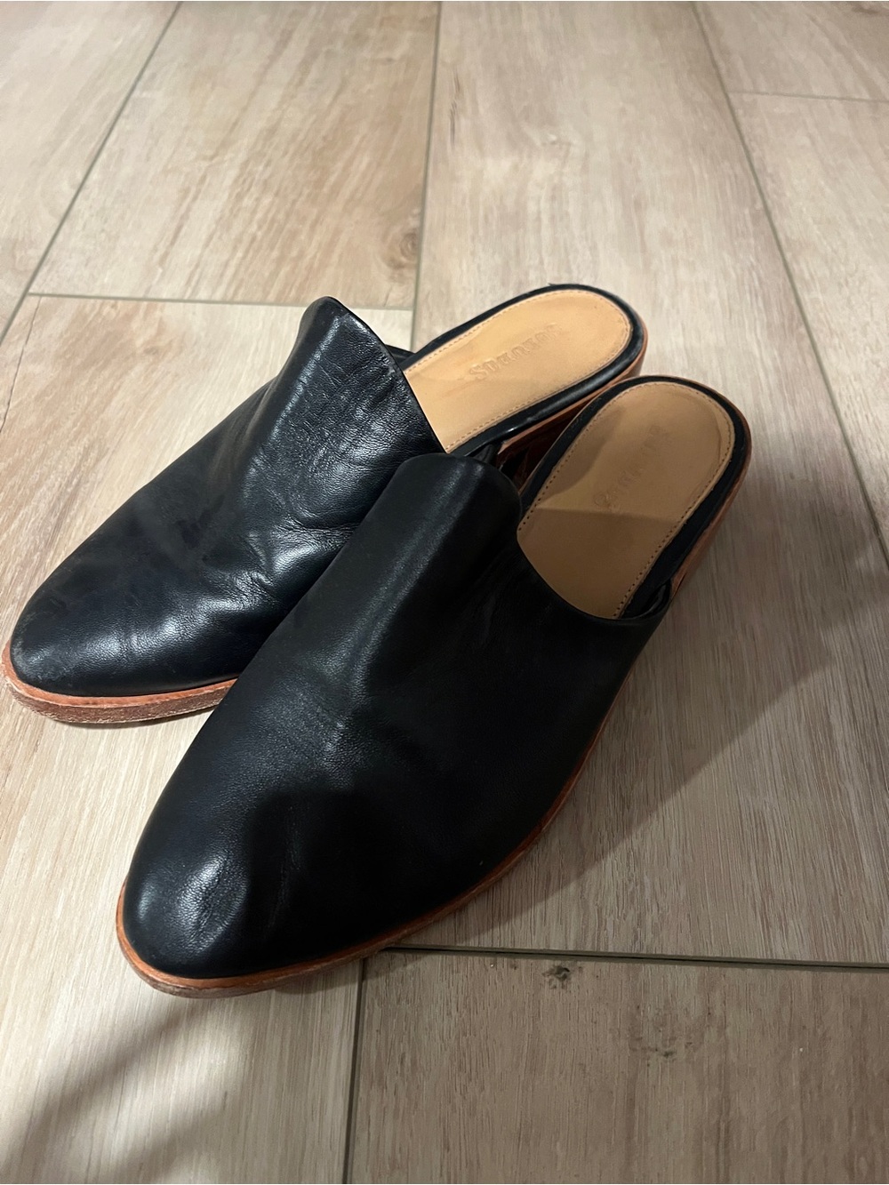 soludos Venetian black leather slip on mule